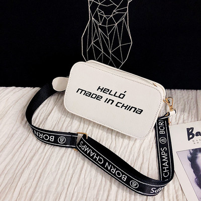 Μικρή γυναικεία τσάντα με επιγραφές σε διάφορα χρώματα