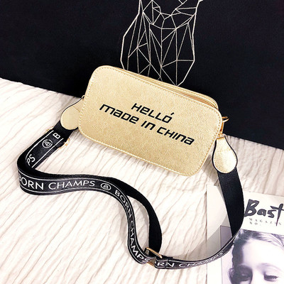 Μικρή γυναικεία τσάντα με επιγραφές σε διάφορα χρώματα