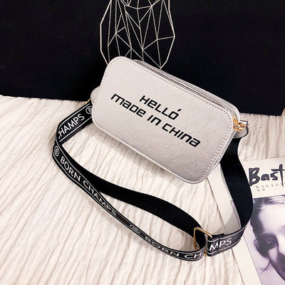 Μικρή γυναικεία τσάντα με επιγραφές σε διάφορα χρώματα