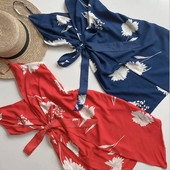 Κομψή γυναικεία φόρμα με V-ντεκολτέ και floral μοτίβα σε κόκκινο και μπλε χρώμα