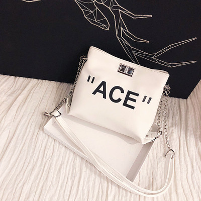 Μια μικρή τσάντα με τετράχρωμη επιγραφή