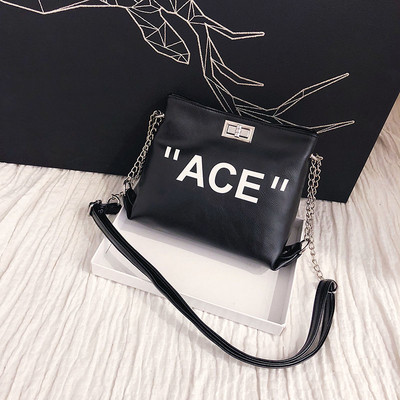 Μια μικρή τσάντα με τετράχρωμη επιγραφή