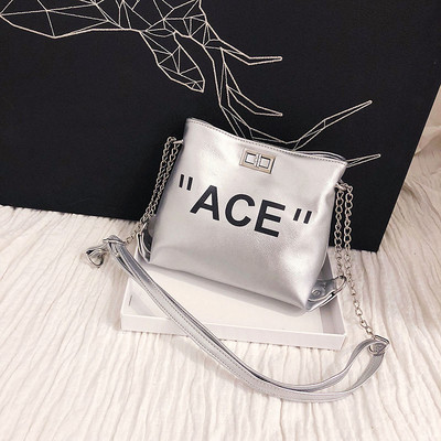 Μια μικρή τσάντα με τετράχρωμη επιγραφή