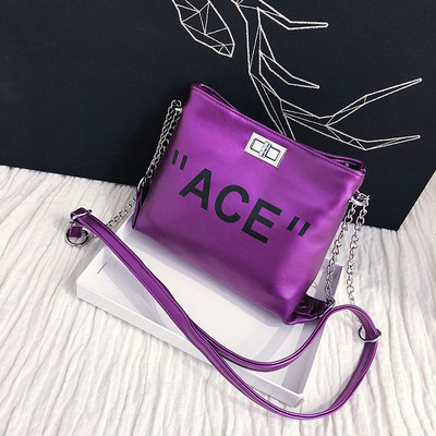 Μια μικρή τσάντα με τετράχρωμη επιγραφή