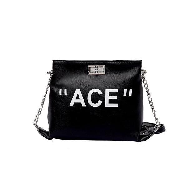 Μια μικρή τσάντα με τετράχρωμη επιγραφή