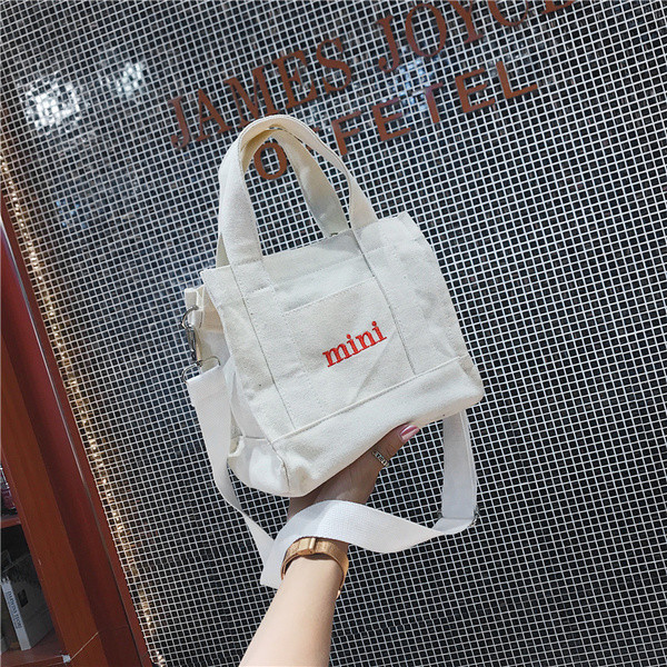 Geantă sport de damă cu inscripție în alb și negru