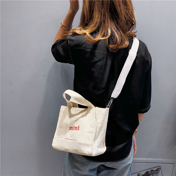 Geantă sport de damă cu inscripție în alb și negru