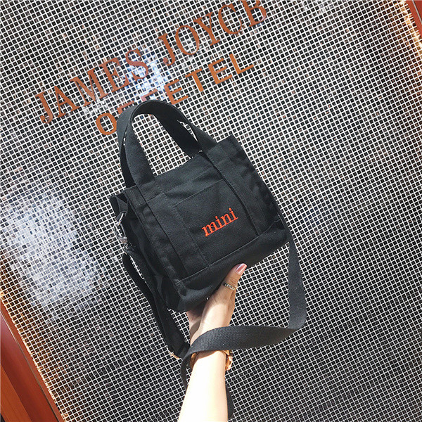 Geantă sport de damă cu inscripție în alb și negru