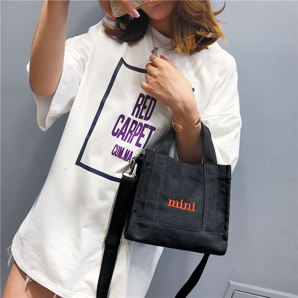 Geantă sport de damă cu inscripție în alb și negru