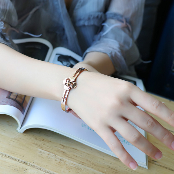 Μοντέρνο βραχιόλι κυρίες