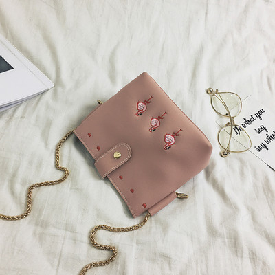 Μοντέρνα κυρία τσάντα σε διάφορα χρώματα με κέντημα και αλυσίδα