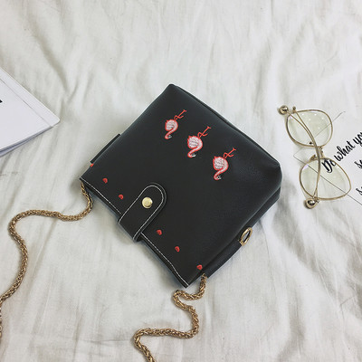 Μοντέρνα κυρία τσάντα σε διάφορα χρώματα με κέντημα και αλυσίδα