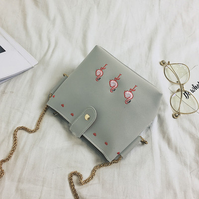 Μοντέρνα κυρία τσάντα σε διάφορα χρώματα με κέντημα και αλυσίδα