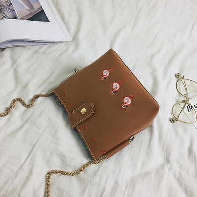 Μοντέρνα κυρία τσάντα σε διάφορα χρώματα με κέντημα και αλυσίδα