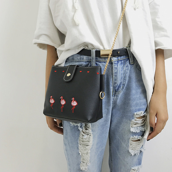 Μοντέρνα κυρία τσάντα σε διάφορα χρώματα με κέντημα και αλυσίδα