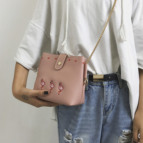 Μοντέρνα κυρία τσάντα σε διάφορα χρώματα με κέντημα και αλυσίδα