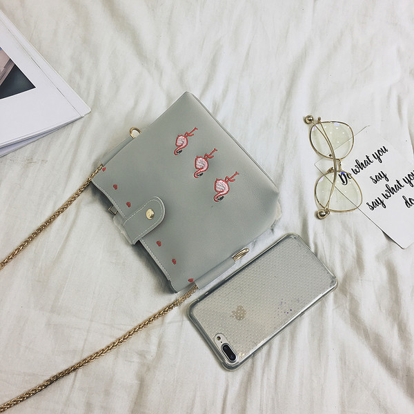 Μοντέρνα κυρία τσάντα σε διάφορα χρώματα με κέντημα και αλυσίδα