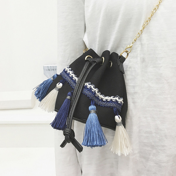 Geanta de dama in forma rotunda cu ciucuri si motive etnice in alb si negru