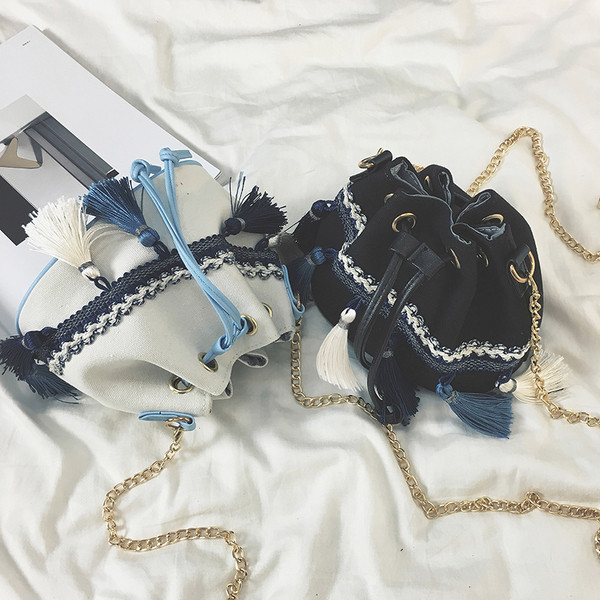 Geanta de dama in forma rotunda cu ciucuri si motive etnice in alb si negru