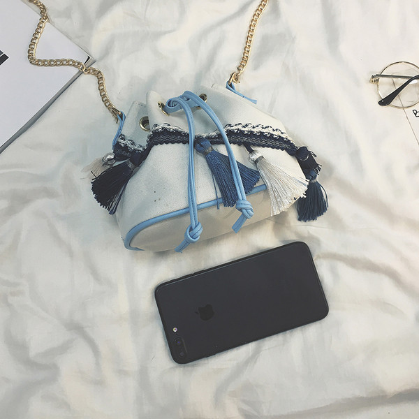 Geanta de dama in forma rotunda cu ciucuri si motive etnice in alb si negru