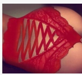 Εξαιρετικά γυναικεία σουτιέν με σταυρούς δεσμούς και υψηλή μέση - μαύρο και κόκκινο