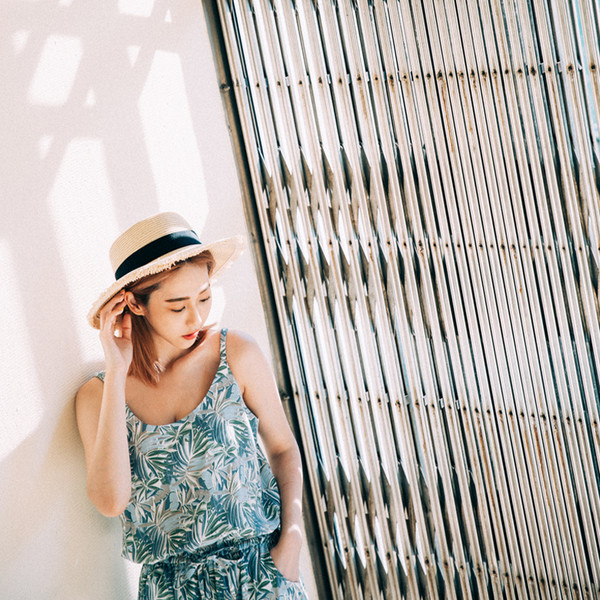 Salopeta de dama cu motive florale in doua culori cu talie inalta