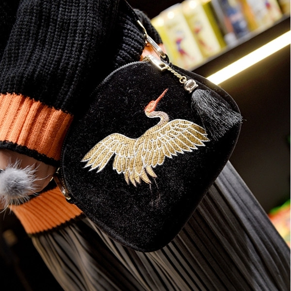 Geanta de dama din catifea cu broderie si maner colorat in albastru si negru