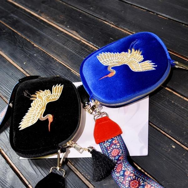 Geanta de dama din catifea cu broderie si maner colorat in albastru si negru