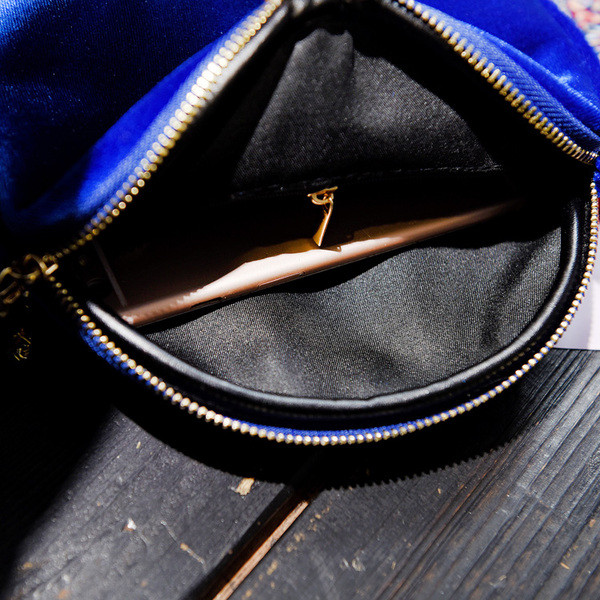 Geanta de dama din catifea cu broderie si maner colorat in albastru si negru