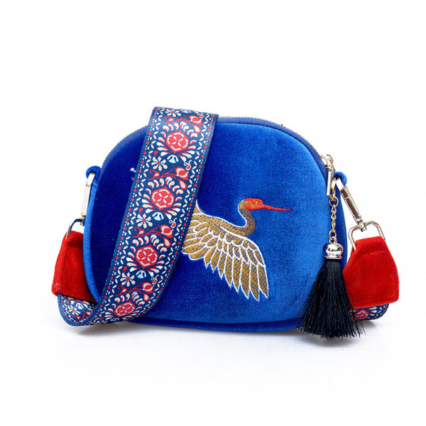 Geanta de dama din catifea cu broderie si maner colorat in albastru si negru