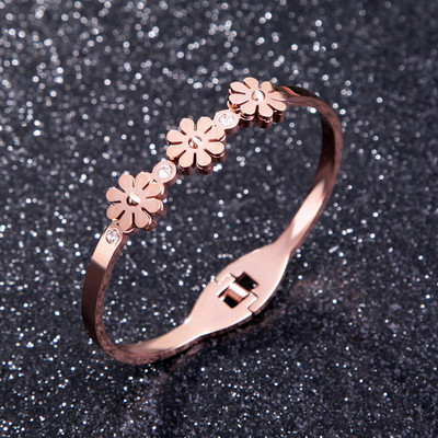 Κομψό γυναικείο βραχιόλι με floral μοτίβα