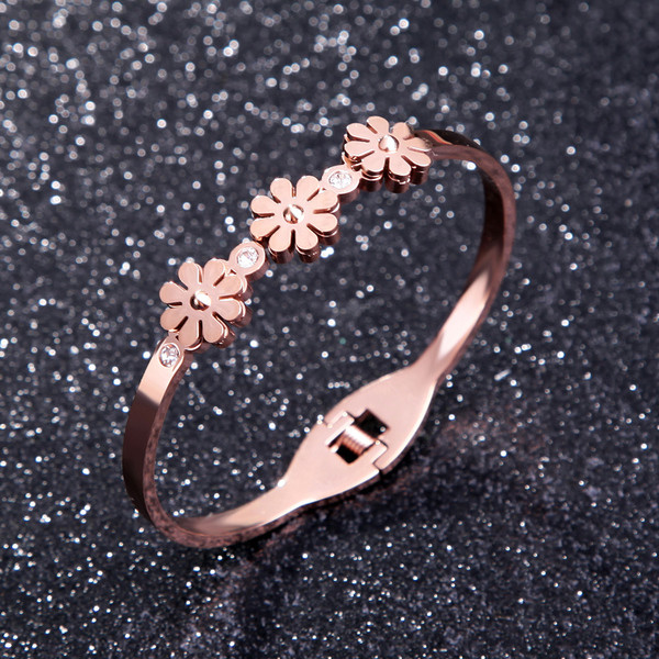 Κομψό γυναικείο βραχιόλι με floral μοτίβα