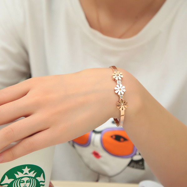 Κομψό γυναικείο βραχιόλι με floral μοτίβα