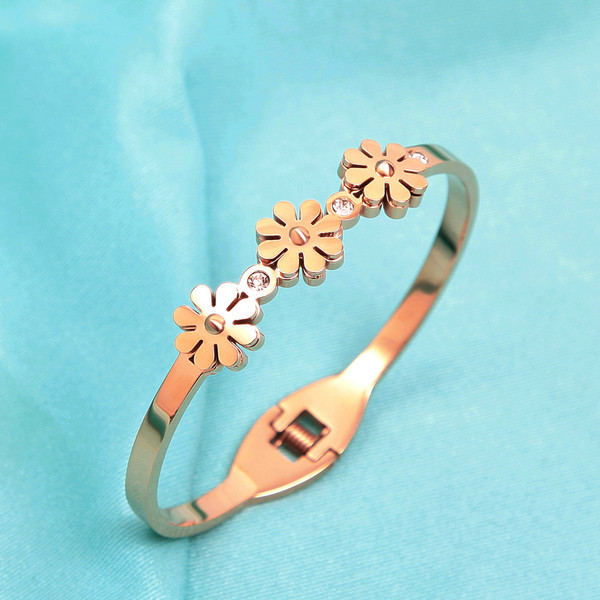 Κομψό γυναικείο βραχιόλι με floral μοτίβα