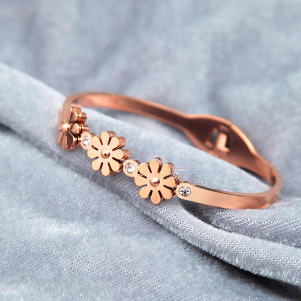 Κομψό γυναικείο βραχιόλι με floral μοτίβα