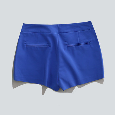 Γυναικεία καθαρά μικρά παντελόνια σε ανοιχτόχρωμο χρώμα