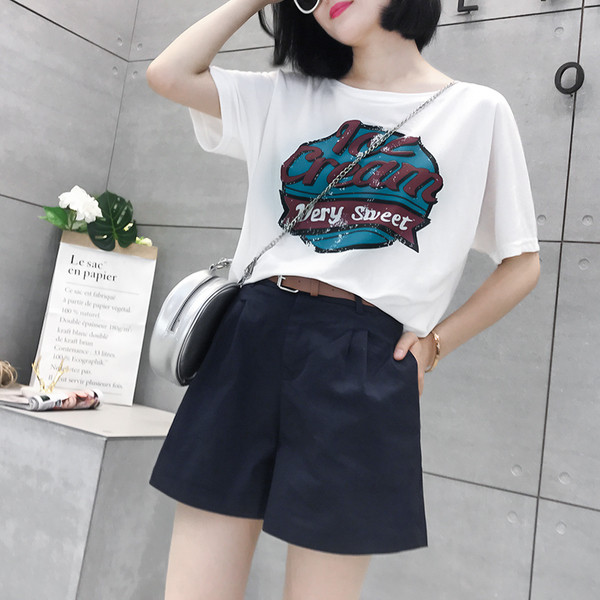 Μοντέρνα κυρίες μικρού μεγέθους με υψηλή μέση σε δύο χρώματα