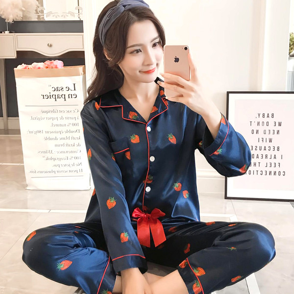 Pijamale de damă din mătase în două părți în patru culori cu imprimeu căpșuni