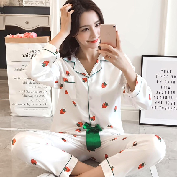 Pijamale de damă din mătase în două părți în patru culori cu imprimeu căpșuni