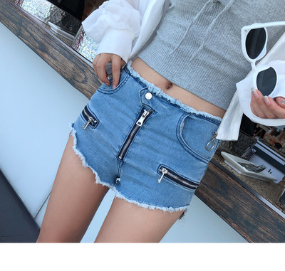 Σορτς γυναικών σε ανοιχτόχρωμο χρώμα με φερμουάρ