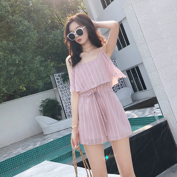 Μοντέρνες κοντές φόρμες κυρίες με υψηλή μέση σε ανοιχτόχρωμο χρώμα