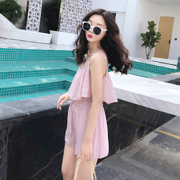 Μοντέρνες κοντές φόρμες κυρίες με υψηλή μέση σε ανοιχτόχρωμο χρώμα