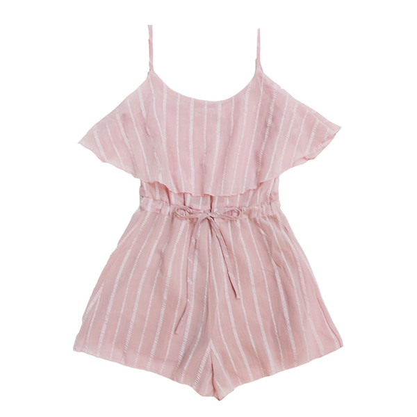 Μοντέρνες κοντές φόρμες κυρίες με υψηλή μέση σε ανοιχτόχρωμο χρώμα