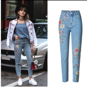 Τα καθημερινά τζιν γυναικών με ψηλό μέτωπο και έγχρωμο κέντημα