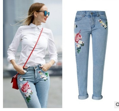 Τα καθημερινά τζιν γυναικών με ψηλό μέτωπο και έγχρωμο κέντημα
