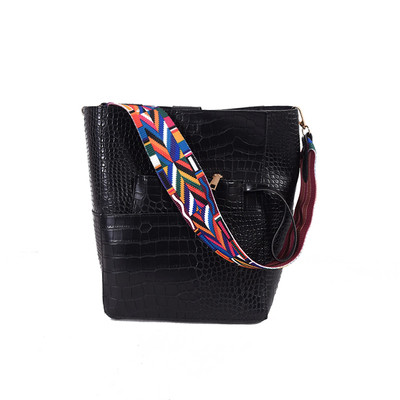 Άνετη τσάντα με πολύχρωμη λαβή σε διάφορα χρώματα