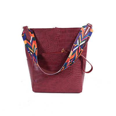 Άνετη τσάντα με πολύχρωμη λαβή σε διάφορα χρώματα