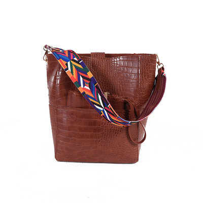 Άνετη τσάντα με πολύχρωμη λαβή σε διάφορα χρώματα