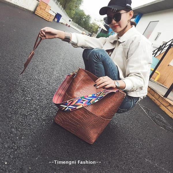 Άνετη τσάντα με πολύχρωμη λαβή σε διάφορα χρώματα