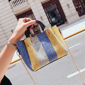 Geanta de mana mica colorata cu geanta de voiaj si lant